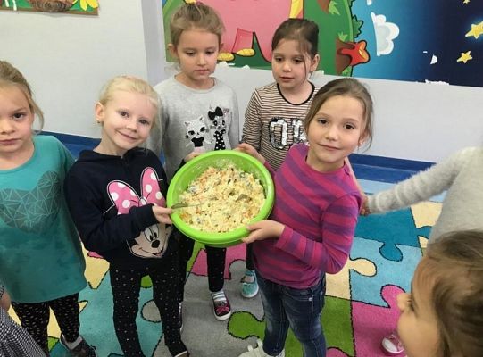 Grupa 0 A robi sałatkę jarzynową