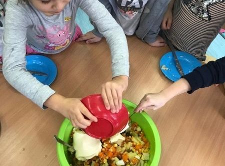 Grupa 0 A robi sałatkę jarzynową
