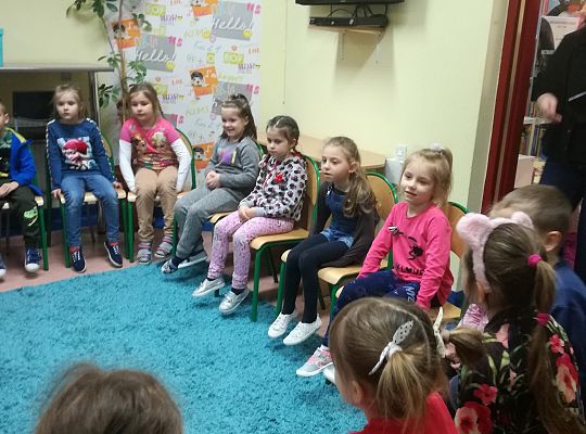 Zajecia w bibliotece dotyczace znajomosci bajek