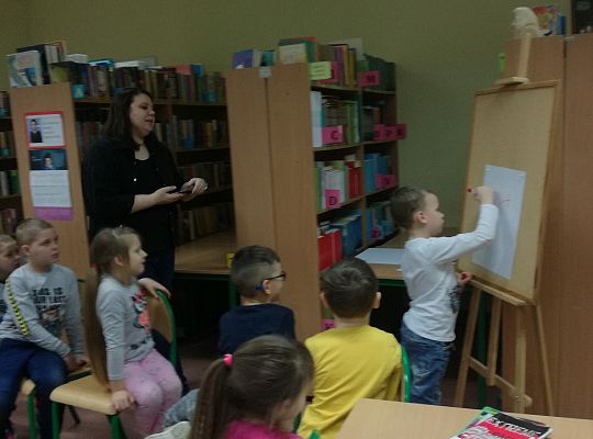 Zajecia w bibliotece dotyczace znajomosci bajek