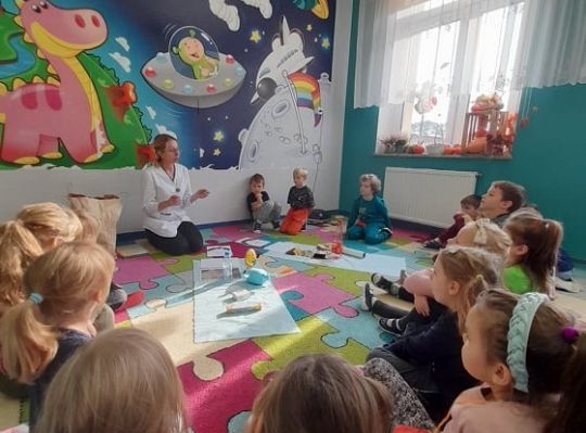 TWORZYMY DROGĘ DO ZDROWIA - SPOTKANIE Z PANIĄ PIELĘGNIARKĄ