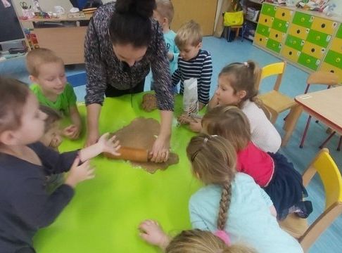 Pieczemy pierniczki w grupie 0 E