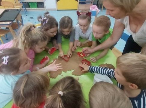 Pieczemy pierniczki w grupie 0 E