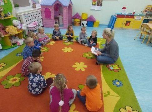 Rodzice czytają dzieciom