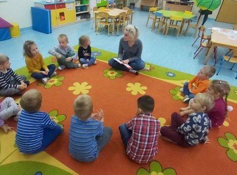 Rodzice czytają dzieciom