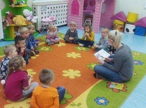 Rodzice czytają dzieciom