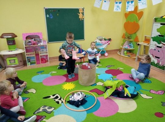 Ubieramy się na jesienny spacer... zajęcia w grupie 0 F