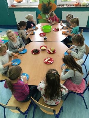 Grupa 0 A robi sałatkę jarzynową