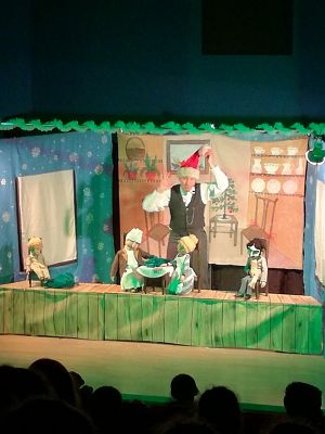 Wyjazd do Gniewina na spektakl teatru kukiełkowego: "Opowieść Wigilijna"