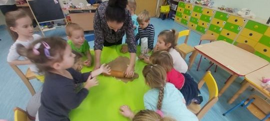 Pieczemy pierniczki w grupie 0 E