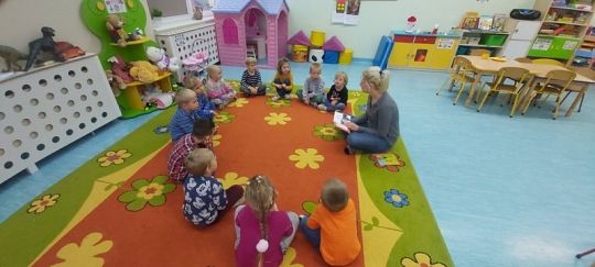 Rodzice czytają dzieciom